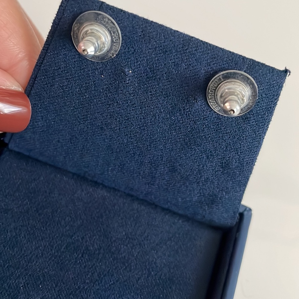 BEAUTIFUL SWAROVSKI Studs- ORIGINAL - Picture 2 of 5